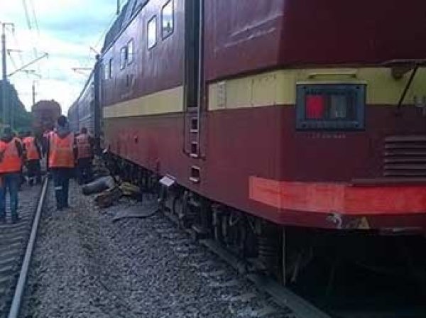 В Ленобласти поезд столкнулся с дрезиной и сошел с рельсов (ФОТО)