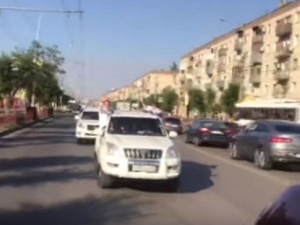 В Волгограде выпускники академии МВД устроили массовый заезд на Land Cruiser Prado