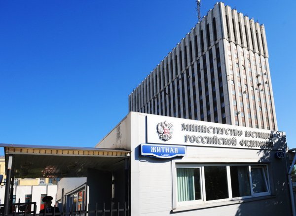 В Москве сотрудник ФСИН погиб, выпав с 17-го этажа здания Минюста
