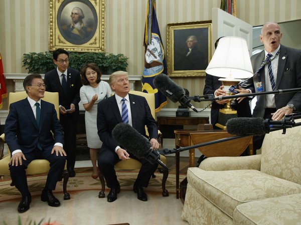 Журналисты чуть не уронили лампу на Трампа в Белом доме
