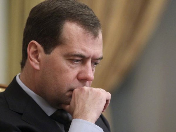СМИ: Медведев перестал ездить в регионы из-за фильма Навального