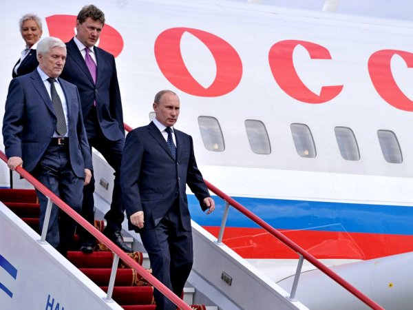 СМИ: в Финляндии в самолет Путина загрузили коробки с водкой и французским коньяком