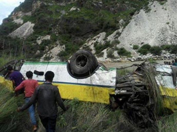 В Индии автобус с паломниками сорвался в ущелье: минимум 20 погибших