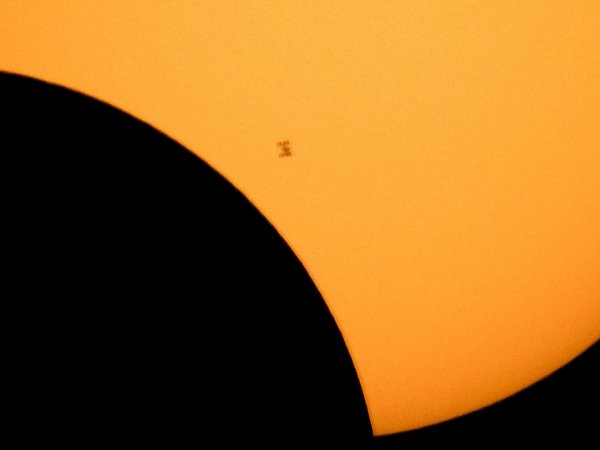 На YouTube появилось видео полета МКС во время солнечного затмения