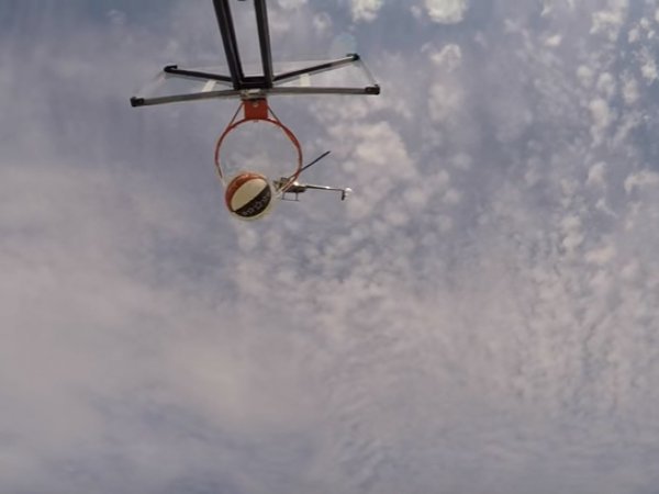 Баскетболист восхитил YouTube видео, где он попадает мячом в корзину с вертолета