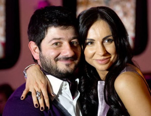 Михаил Галустян выложил в Instagram откровенное фото своей супруги в бикини