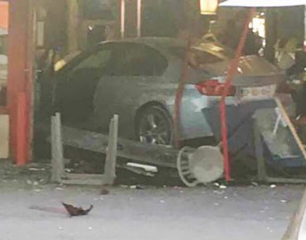 Самоубийца на машине протаранил кафе под Парижем: погиб ребенок