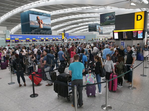 "Это было просто безумие": туристы жалуются на многочасовые очереди в аэропортах Европы