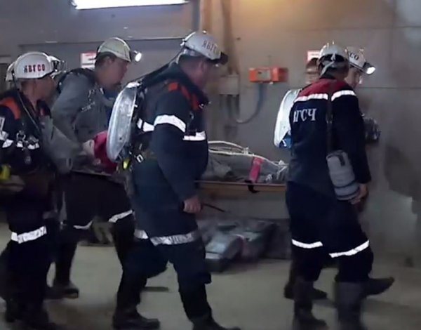 В Якутии спасли заблокированного в шахте горняка
