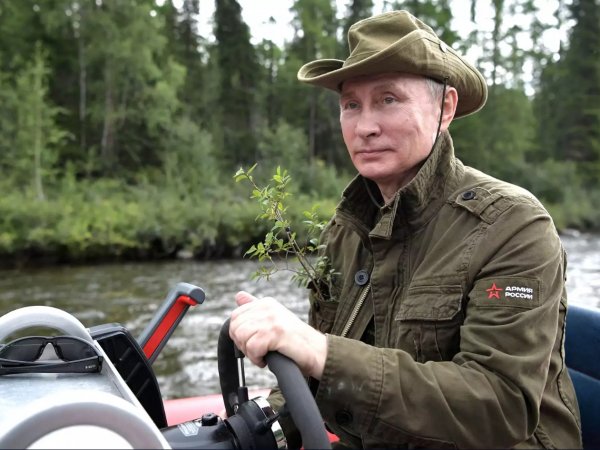 Кремль опубликовал 46-минутное видео отдыха Путина в Сибири