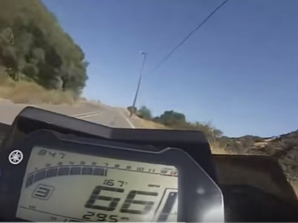 На YouTube опубликовано видео падения мотоциклиста с обрыва в США