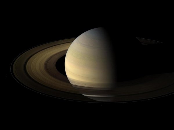 Ученые NASA показали первое ФОТО рассвета на Сатурне