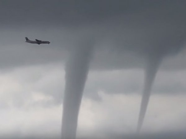 На YouTube появилось видео, как в Сочи самолет приземлился среди нескольких торнадо