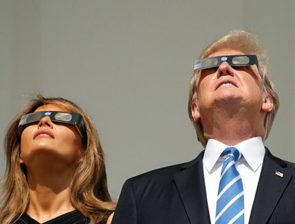 Наблюдающего за солнечным затмением Трампа высмеяли в соцсетях (ФОТО, ВИДЕО)