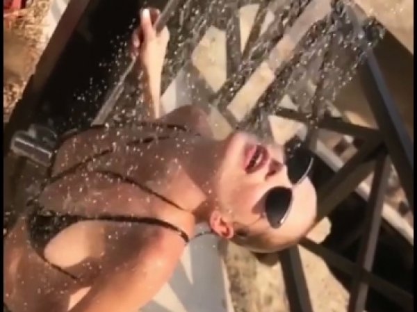 Глюкоза показала Собчак "мастер-класс" откровенного танца под душем в Instagram (ВИДЕО)