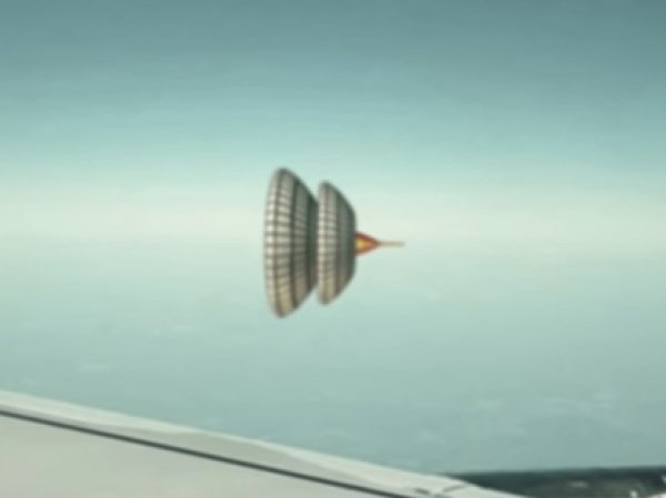 На YouTube появилось ВИДЕО с НЛО в форме юлы, снятое пассажирами самолета