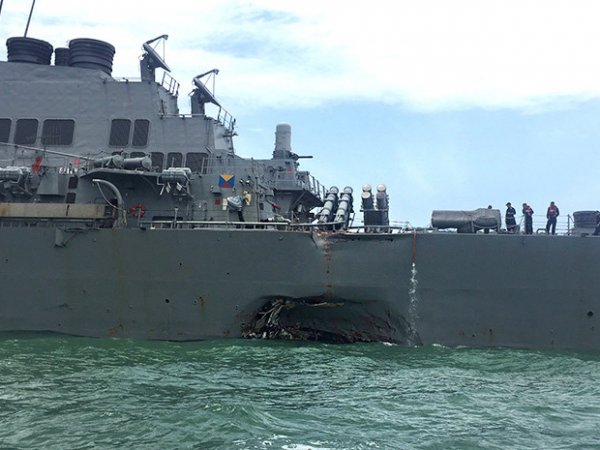 Эсминец "Джон Маккейн" столкнулся с торговым судном: пострадали пять человек