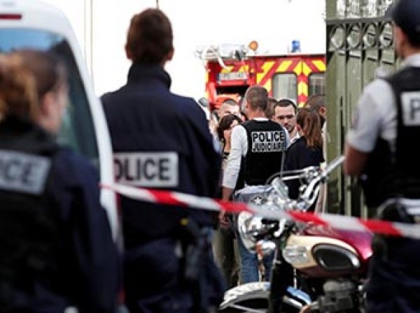 Автомобиль протаранил толпу военных в Париже и скрылся: есть раненые