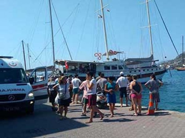 Три человека погибли при крушении яхты с туристами в Турции
