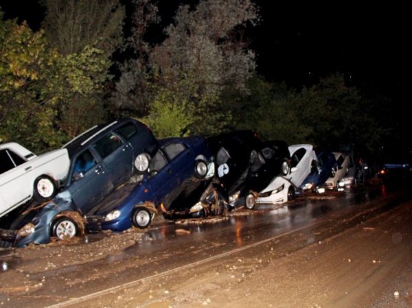 Наводнение в Крыму сейчас: с трассы смыло 15 автомобилей (ФОТО, ВИДЕО)
