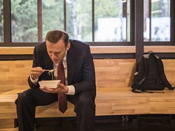 Поедающий "Доширак" Навальный стал мемом в соцсетях (ФОТО)