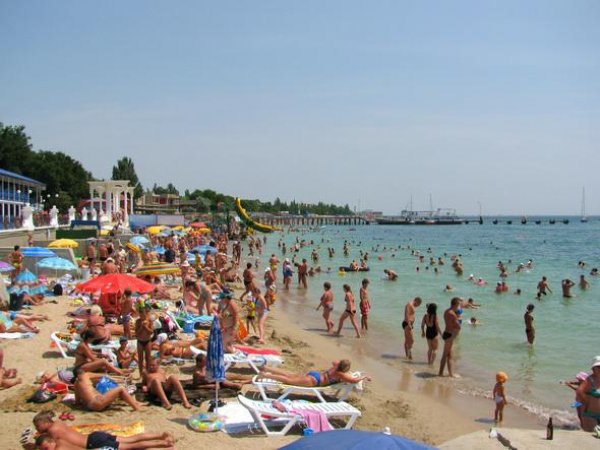 Экс-депутат Рады показал украинцам видео переполненных пляжей Крыма, сравнив их с Херсоном