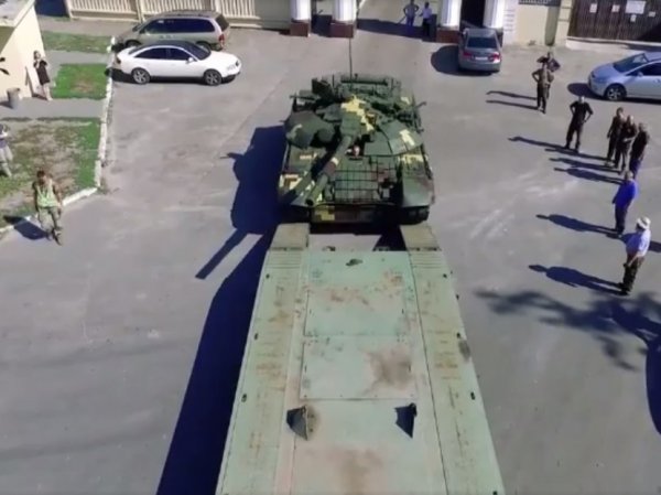 Соцсети высмеяли Порошенко, похваставшегося модернизированным советским танком Т-72А