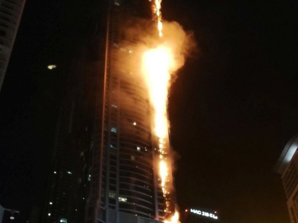 79-этажный небоскреб в Дубае превратился в горящий факел