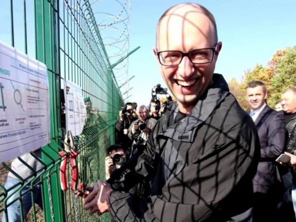 СМИ: деньги на пограничную "стену" Яценюка получала уборщица