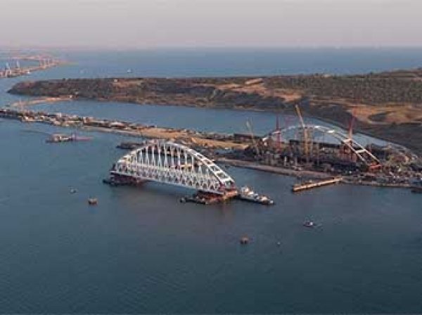 В Сети появилось ВИДЕО установки арки на опоры Крымского моста