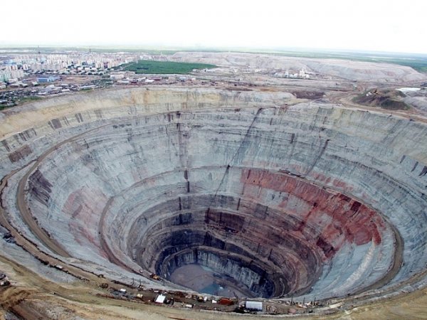 В Якутии на руднике "Алросы" вода затопила шахту со 150 сотрудниками