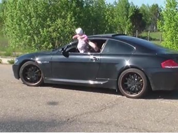 В Сибири лихач на BMW устроил гонки, высунув младенца из окна (ВИДЕО)