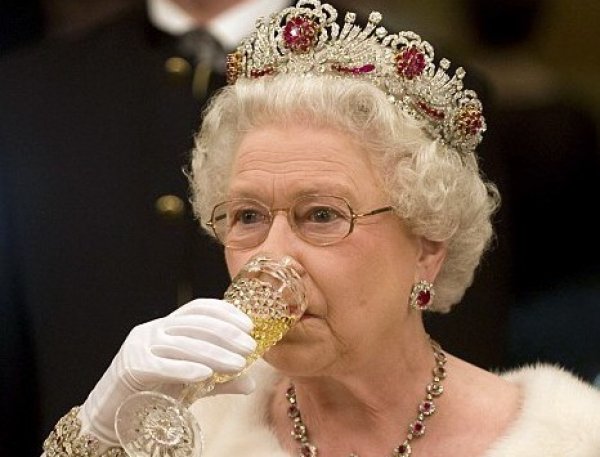 "Хоть что-то я делаю правильно": алкогольные привычки королевы Елизаветы II развеселили Сеть