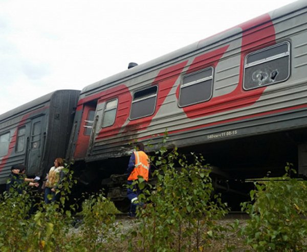 Поезд "Нижневартовск — Адлер" столкнулся с "КамАЗом": 15 раненых