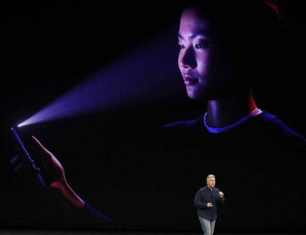 СМИ: акции Apple упали из-за провального конфуза на презентации iPhone X (ФОТО, ВИДЕО)