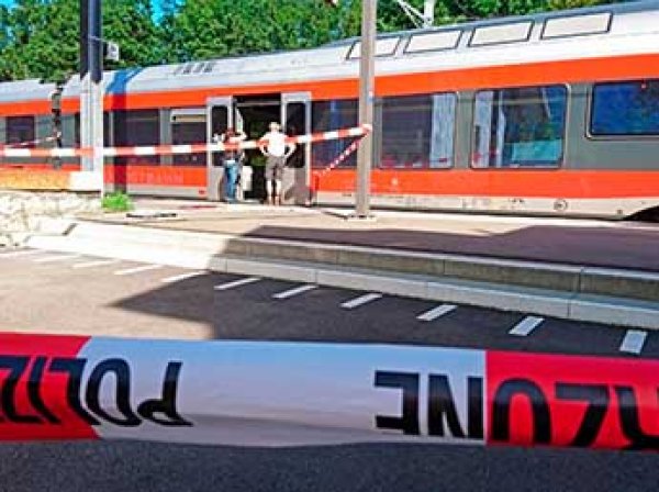 Около 30 человек пострадали при столкновении двух поездов в Швейцарии (ФОТО)