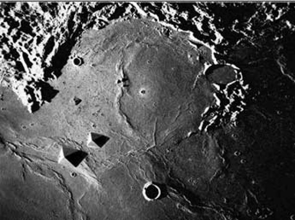 Уфолог нашел на ФОТО  НАСА гигантскую пирамиду инопланетян, построенную на Луне (ВИДЕО)
