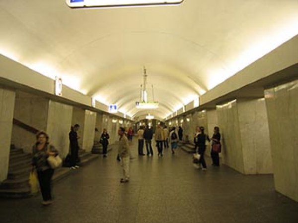 Неизвестный устроил поножовщину в московском метро: есть раненные (ФОТО)