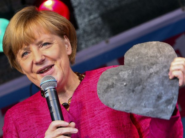 Меркель подпела джазовой исполнительнице на предвыборном митинге