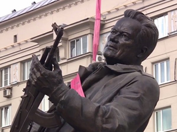 "За это надо бить, больно и прилюдно!": на памятнике Калашникову нашли позорный ляп (ФОТО)