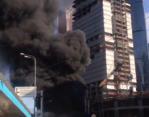 Пожар в "Москва-Сити" попал на видео: загорелся строящийся небоскреб