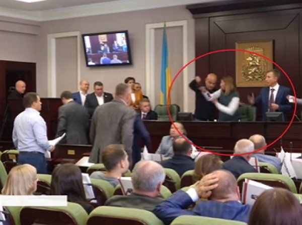 Депутат Рады сломал челюсть коллеге прямо на заседании (ВИДЕО)
