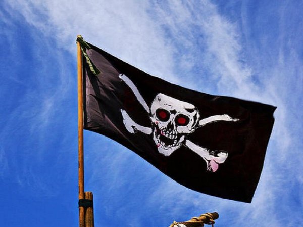 Американская атомная подлодка вернулась в порт под пиратским флагом (ФОТО)
