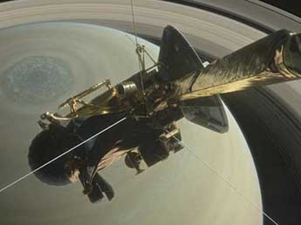 Перед гибелью зонд "Кассини" снял таинственный объект в космосе (ФОТО)