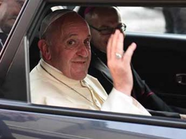 "Мне врезали": Папа Римский появился на проповеди в Колумбии с подбитым глазом (ФОТО, ВИДЕО)