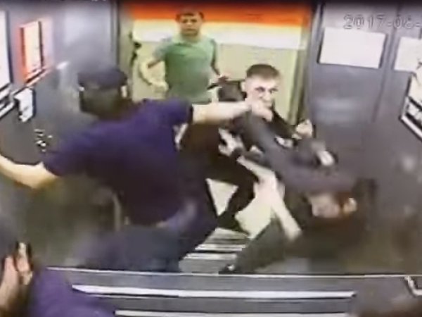 В Омске парень в одиночку избил трех мужчин в лифте