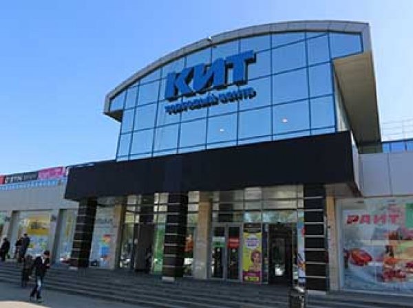 В Екатеринбурге 13 человек с битами напали на торговый центр и украли гаджеты