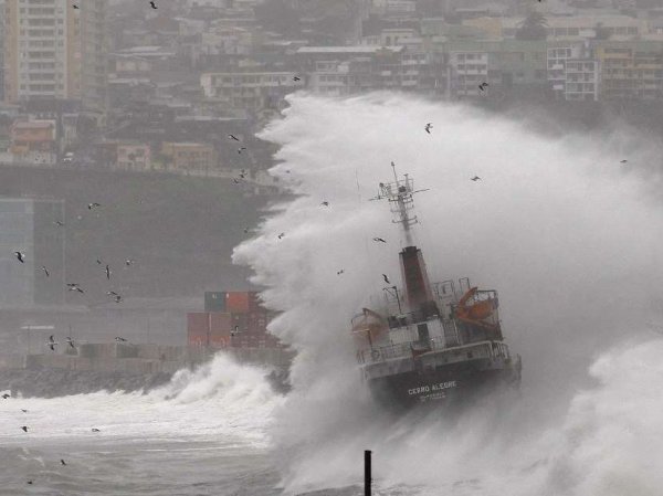 9-метровые волны, обрушившиеся на Гавану, попали на ВИДЕО
