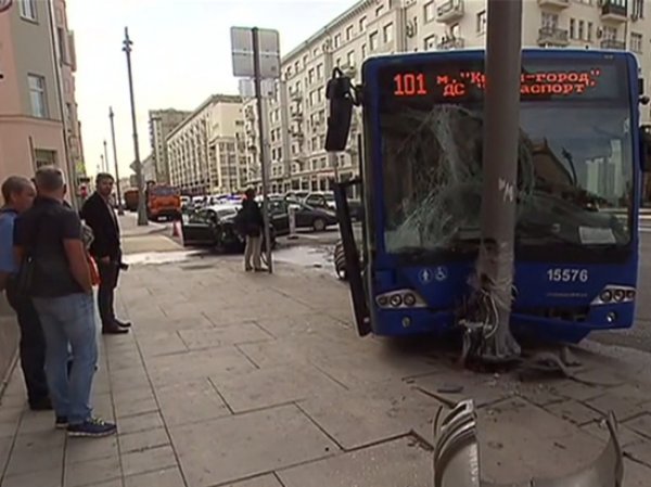 В Москве автобус протаранил столб: один человек погиб, пятеро пострадали (ВИДЕО)