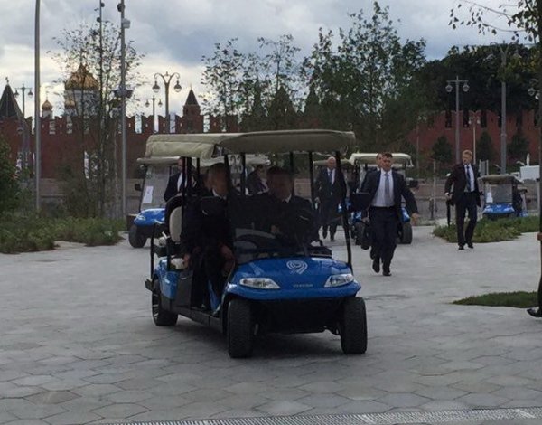 На открытие парка "Зарядье" Путин подвез Собянина из Кремля на электрокаре (ВИДЕО)
